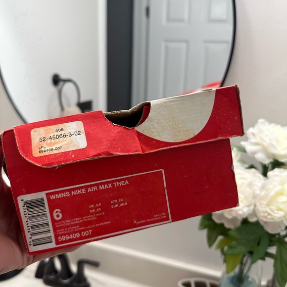 WMNS NIKE AIR MAX THEA (Size 6) - Picture 2 of 2